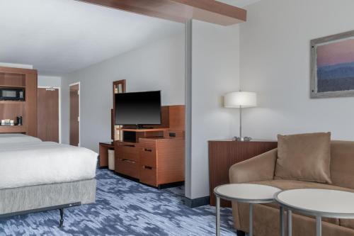 Телевизор и/или развлекательный центр в Fairfield Inn & Suites by Marriott Martinsburg