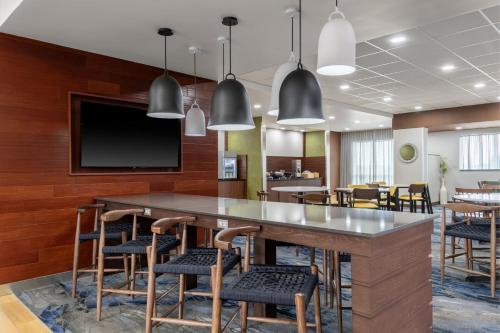 Кухня или мини-кухня в Fairfield Inn & Suites by Marriott Martinsburg
