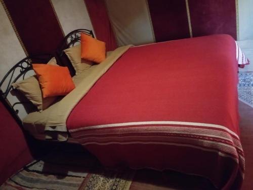 Postel nebo postele na pokoji v ubytování Mars Desert Camp Merzouga