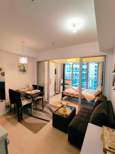 Postel nebo postele na pokoji v ubytování CHILL City Escapes at Azure Urban Residences