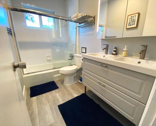 フォート・ローダーデールにあるTarpon Harbor 2 - Waterfront townhouse near pool, beach, downtown Las Olasのトイレ、洗面台、シャワー付きのバスルーム