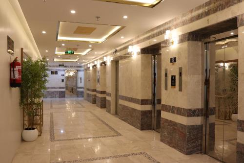 Imagen de la galería de فندق كنوز العنود مكة للغرف والأجنحة الفندقية - Knoz Al Anood Hotel Makkah For Hotel Rooms and Suites, en La Meca