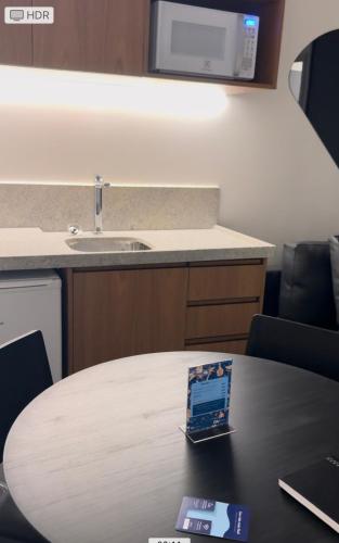 - une cuisine avec une table et un évier dans l'établissement Porto Alto Resort, à Porto de Galinhas