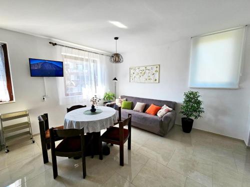 salon ze stołem i kanapą w obiekcie Apartments with a parking space Malinska (Krk) - 2390 w mieście Malinska