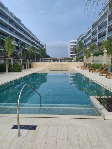 a large swimming pool in a building with a resort at Morros EOS Manzanillo piso 3 in Cartagena de Indias