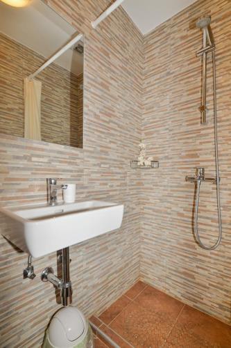 Apartments and rooms by the sea Makarska - 22419