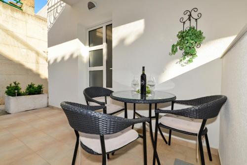 Apartments and rooms by the sea Makarska - 22419