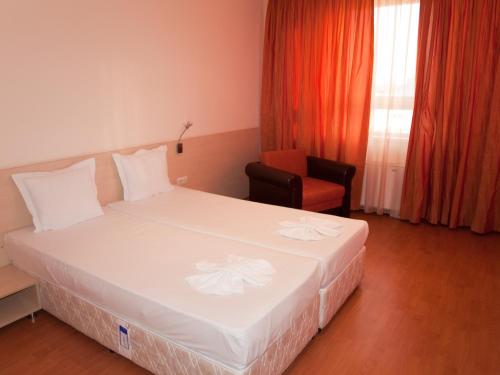 Una cama o camas en una habitación de Hotel Astra
