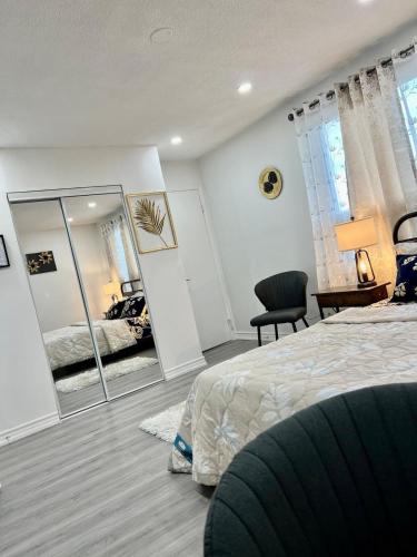 ein Schlafzimmer mit einem Bett und einem Spiegel in der Unterkunft K1 Private Bathroom Queen Bed Room in Mississauga
