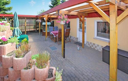 een terras met een tafel, stoelen en planten bij Ferienhaus Zempin Seebad in Zempin