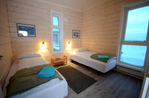 A bed or beds in a room at Ekkerøy Feriehus