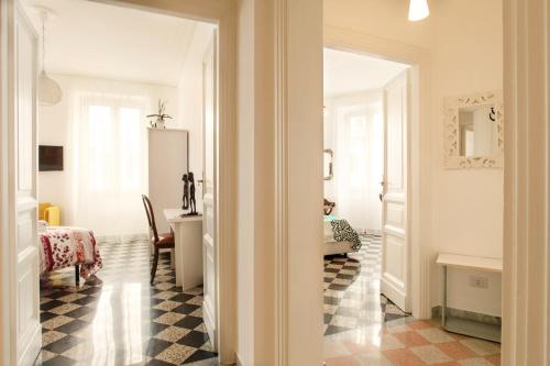 un couloir avec une chambre avec une table et une cuisine dans l'établissement Vatica B&B Roma, à Rome