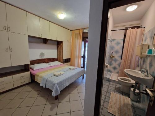 Apartments by the sea Banjol, Rab - 22362