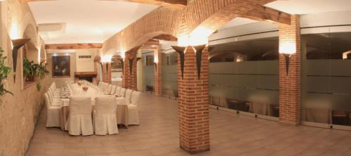 a large room filled with tables and chairs at Hotel Venta Magullo in La Lastrilla