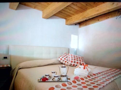 シラクーサにあるCasa Antonellaの木製の天井のベッドルーム1室(ベッド1台付)