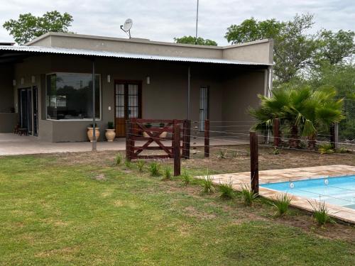 ein Haus mit einem Swimmingpool davor in der Unterkunft Casa de Campo La Justina in Maco