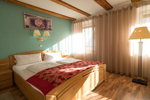 Un pat sau paturi într-o cameră la Wellnesshotel & Restaurant Hexenschopf