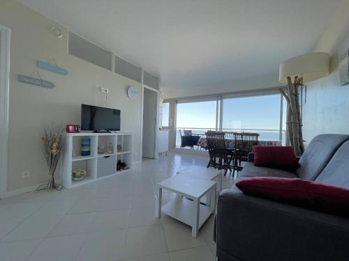 un salon avec un canapé et une table dans l'établissement Appartement T2 proche centre avec terrasse et parking sous-terrain - FR-1-474-11, à Arcachon