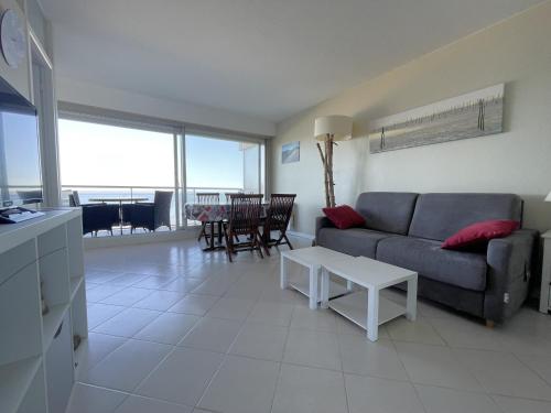 un salon avec un canapé et une table dans l'établissement Appartement T2 proche centre avec terrasse et parking sous-terrain - FR-1-474-11, à Arcachon