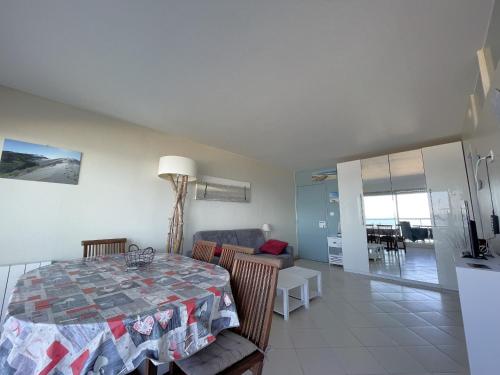 une cuisine et un salon avec une table et des chaises dans l'établissement Appartement T2 proche centre avec terrasse et parking sous-terrain - FR-1-474-11, à Arcachon