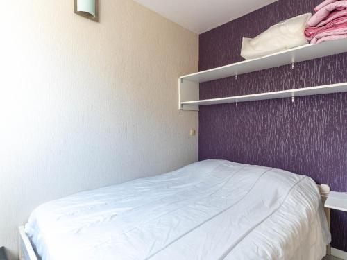 - une petite chambre avec un lit et des étagères dans l'établissement Appartement au Coeur de Mimizan Plage pour 4 Personnes, à Proximité des Commerces et Plages - FR-1-50-142, à Mimizan