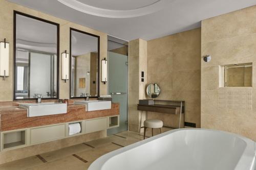 Bilik mandi di Shanghai Marriott Hotel Yangpu Riverside