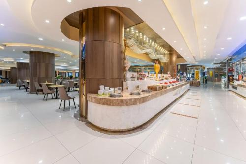 Makanan di atau berdekatan hotel