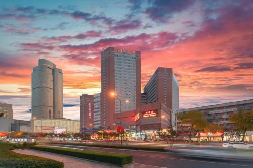 Pemandangan umum bagi Jinan atau pemandangan bandar yang diambil dari hotel