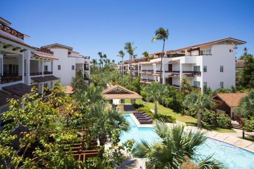 an aerial view of a resort with a swimming pool and palm trees at Xeliter Balcones del Atlantico - Las Terrenas in Las Terrenas