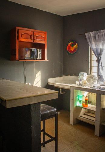 a kitchen with orange cabinets and a table and a counter at Depto 1 equipado x mitras cerca a imss 25 y a pasos del metro in Monterrey