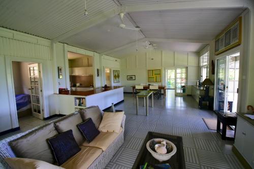 sala de estar con sofá y cocina en Cow Bay Hilltop Escape en Cow Bay