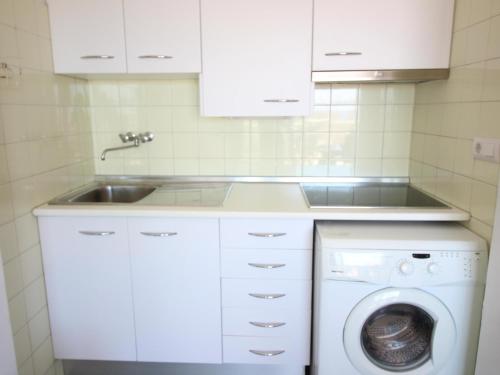 Apartamento frente al mar con gran terraza en Roses - ES-258-18