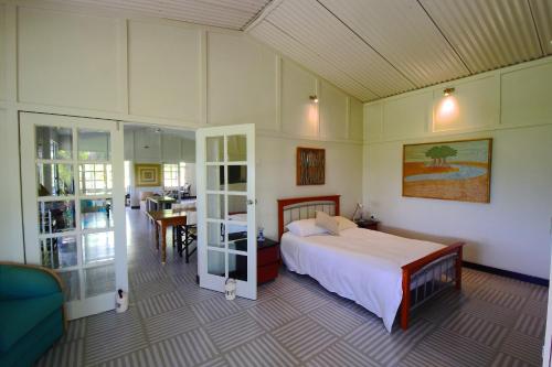 1 dormitorio con cama, escritorio y mesa en Cow Bay Hilltop Escape, en Cow Bay