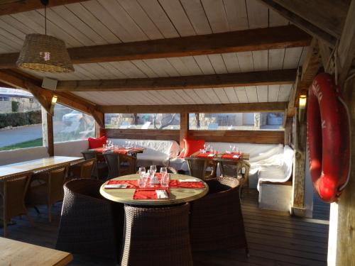 - une salle à manger avec une table, des chaises, une table et des chaises dans l'établissement Hôtel Lilium Maris, à Tizzano