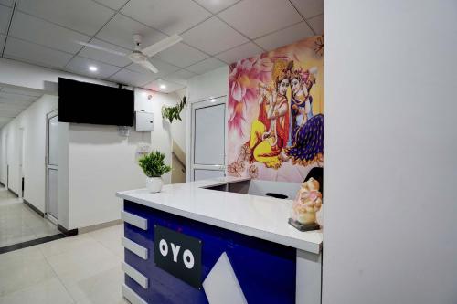 een kantoorlobby met een keuken en een tv aan de muur bij SPOT ON Hotel Blu Moon in Noida