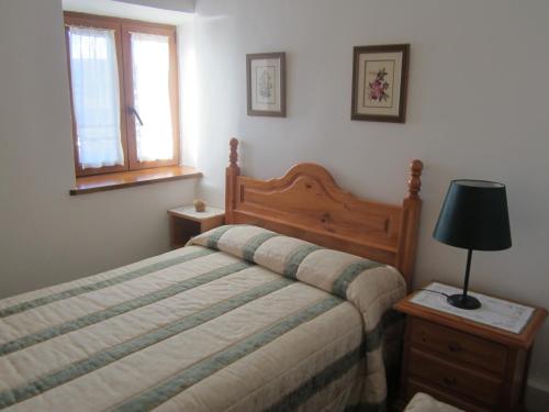 En eller flere senge i et værelse på Holiday Home La Asomailla