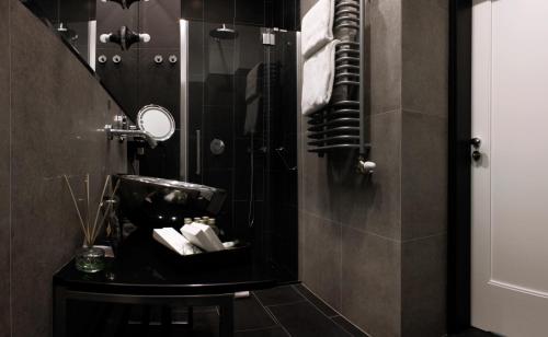 La salle de bains est pourvue d'un lavabo et d'un miroir. dans l'établissement Hotel Nihil Novi, à Radom