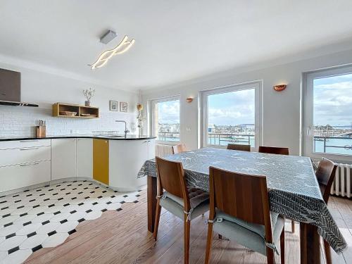 une cuisine et une salle à manger avec une table et des chaises dans l'établissement Appartement spacieux au cœur de Granville, 3 chambres, Wi-Fi gratuit, parking inclus - FR-1-361-557, à Granville