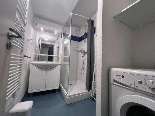 une salle de bain avec douche et machine à laver dans l'établissement Charmant T2 à Cauterets avec parking et casier à skis - FR-1-812-29, à Cauterets