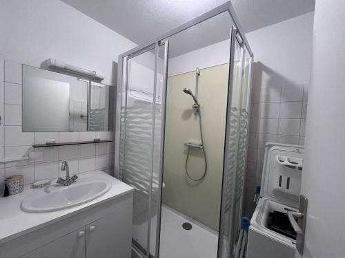 Ένα μπάνιο στο Charmant appartement à Cauterets avec balcon et parking privé - FR-1-812-30