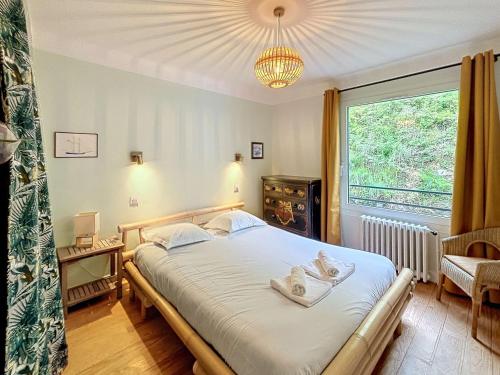 une chambre avec un lit et une grande fenêtre dans l'établissement Appartement spacieux au cœur de Granville, 3 chambres, Wi-Fi gratuit, parking inclus - FR-1-361-557, à Granville