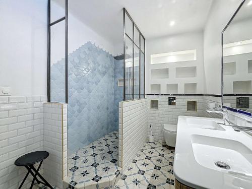 une salle de bain avec un lavabo et des toilettes dans l'établissement Appartement spacieux au cœur de Granville, 3 chambres, Wi-Fi gratuit, parking inclus - FR-1-361-557, à Granville