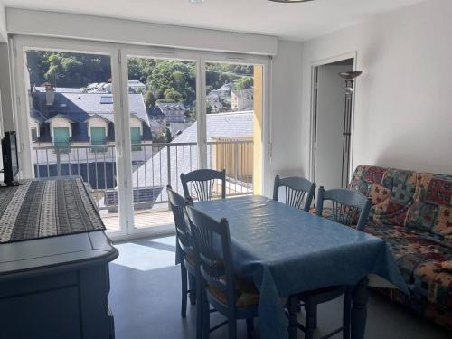 un salon avec une table, des chaises et un canapé dans l'établissement Appartement lumineux T2 à Cauterets, balcon, parking proche, 4 pers. - FR-1-812-42, à Cauterets