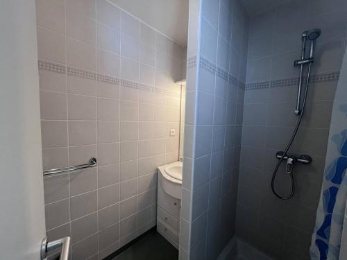 une salle de bain avec douche et toilettes dans l'établissement Appartement lumineux T2 à Cauterets, balcon, parking proche, 4 pers. - FR-1-812-42, à Cauterets