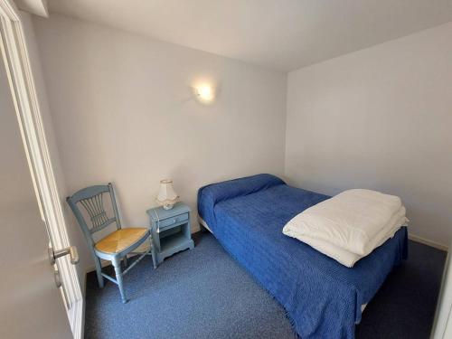 une petite chambre avec un lit et une chaise dans l'établissement Appartement lumineux T2 à Cauterets, balcon, parking proche, 4 pers. - FR-1-812-42, à Cauterets