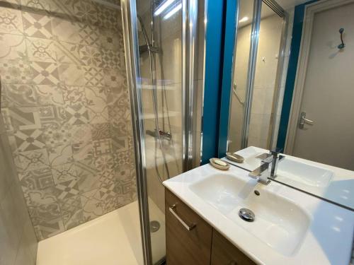 une salle de bain avec un lavabo et une douche dans l'établissement Appartement rénové à Cauterets avec parking privé - FR-1-812-47, à Cauterets