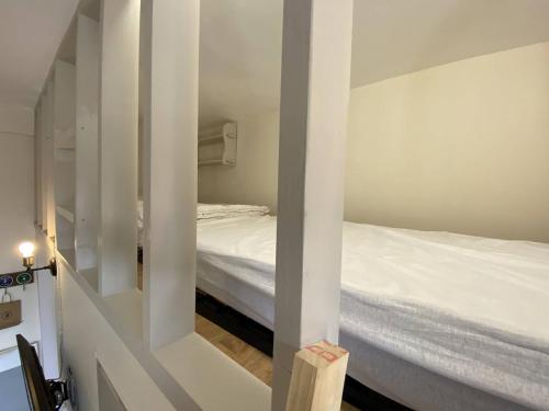 une petite chambre avec un lit dans une pièce dans l'établissement Appartement rénové à Cauterets avec parking privé - FR-1-812-47, à Cauterets