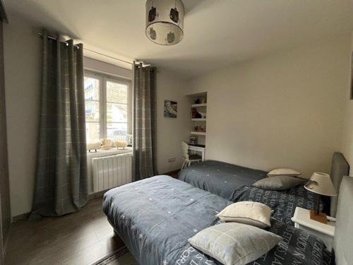 une chambre avec deux lits et une fenêtre dans l'établissement Chalet élégant au centre de Cauterets avec terrasse - FR-1-812-51, à Cauterets