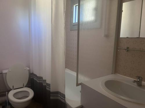 une salle de bain blanche avec des toilettes et un lavabo dans l'établissement Triplex charmant avec mezzanines et parking à Cauterets - FR-1-812-3, à Cauterets