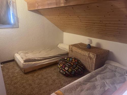 une petite chambre avec deux lits jumeaux dans une pièce dans l'établissement Triplex charmant avec mezzanines et parking à Cauterets - FR-1-812-3, à Cauterets